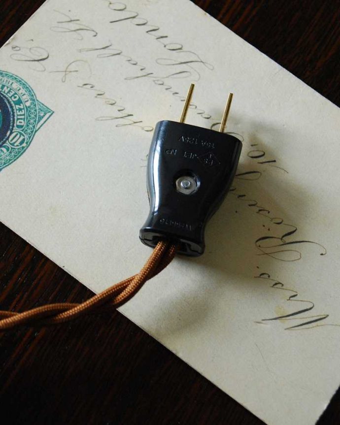 スタンドライト 照明・ライティング 真鍮装飾が美しい英国輸入のアンティークテーブルランプ(E17シャンデリア球付)。コンセントで簡単につなぐだけです。(k-2118-z)