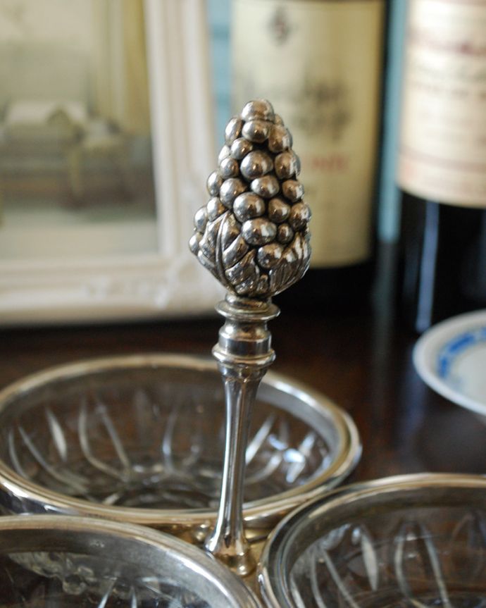 アンティーク 真鍮の雑貨　アンティーク雑貨　英国輸入の銀食器、葡萄の装飾が美しいアンティークシルバー×ガラストレー。アンティークなので多少のキズ・汚れがある場合があります。(k-2126-z)