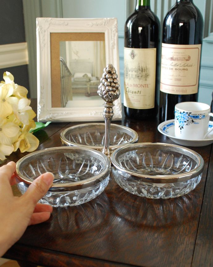 アンティーク 真鍮の雑貨　アンティーク雑貨　英国輸入の銀食器、葡萄の装飾が美しいアンティークシルバー×ガラストレー。アクセサリートレーにしたり、ディスプレイにもなる美しさなので、お家のどこでも使って楽しむことができます。(k-2126-z)