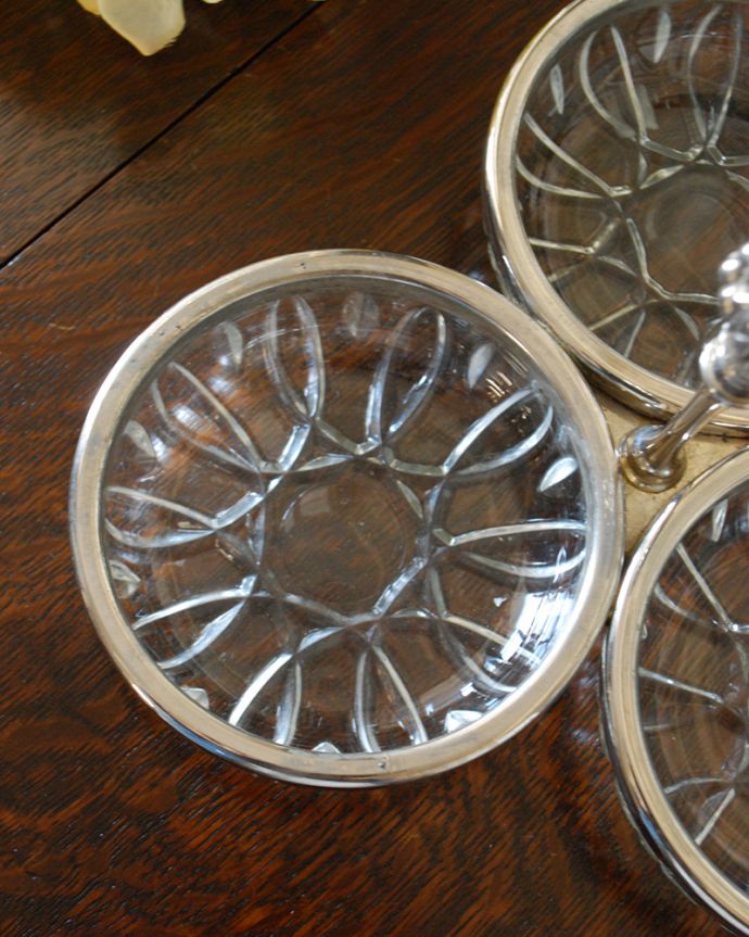 アンティーク 真鍮の雑貨　アンティーク雑貨　英国輸入の銀食器、葡萄の装飾が美しいアンティークシルバー×ガラストレー。ガラストレーにも美しいカッティングが刻まれています。(k-2126-z)