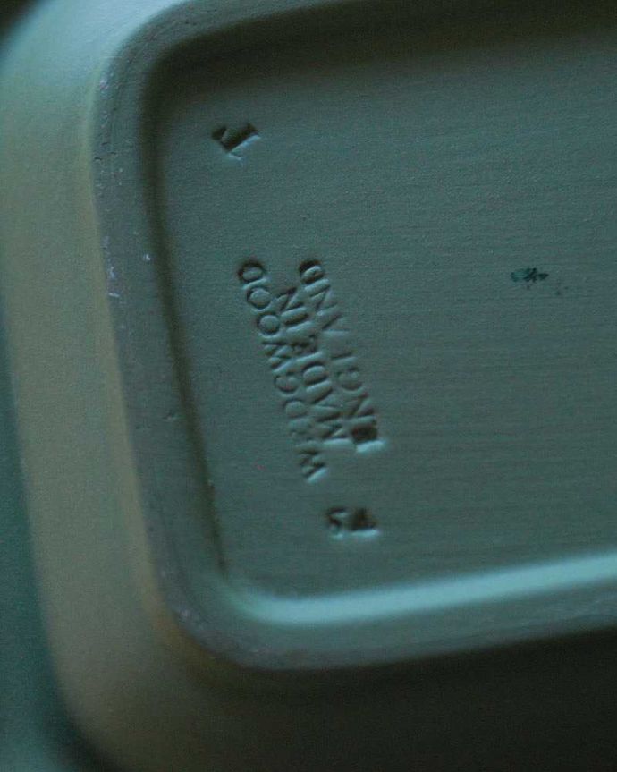 アンティーク 陶磁器の雑貨　アンティーク雑貨　グリーンのアンティークのジャスパーウェア、長方形のウェッジウッドトレイ。裏側にはロゴが刻まれています。(k-2128-z)