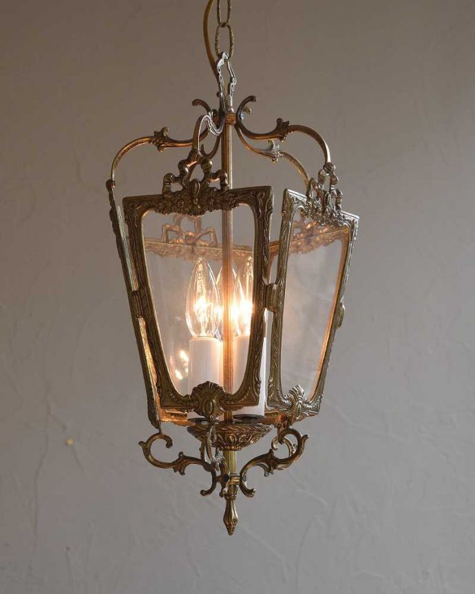 ガラスシェードのペンダントライト　照明・ライティング　リボンの装飾がエレガント五角形アンティークペンダントランプ（Ｅ17シャンデリア球付）。１つでも存在感たっぷり。(k-2134-z)