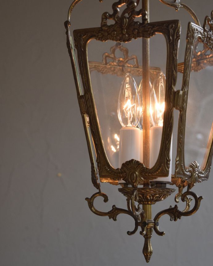 ガラスシェードのペンダントライト　照明・ライティング　リボンの装飾がエレガント五角形アンティークペンダントランプ（Ｅ17シャンデリア球付）。ガラスに反射して、きらきら輝きが美しいアンティークランプです。(k-2134-z)