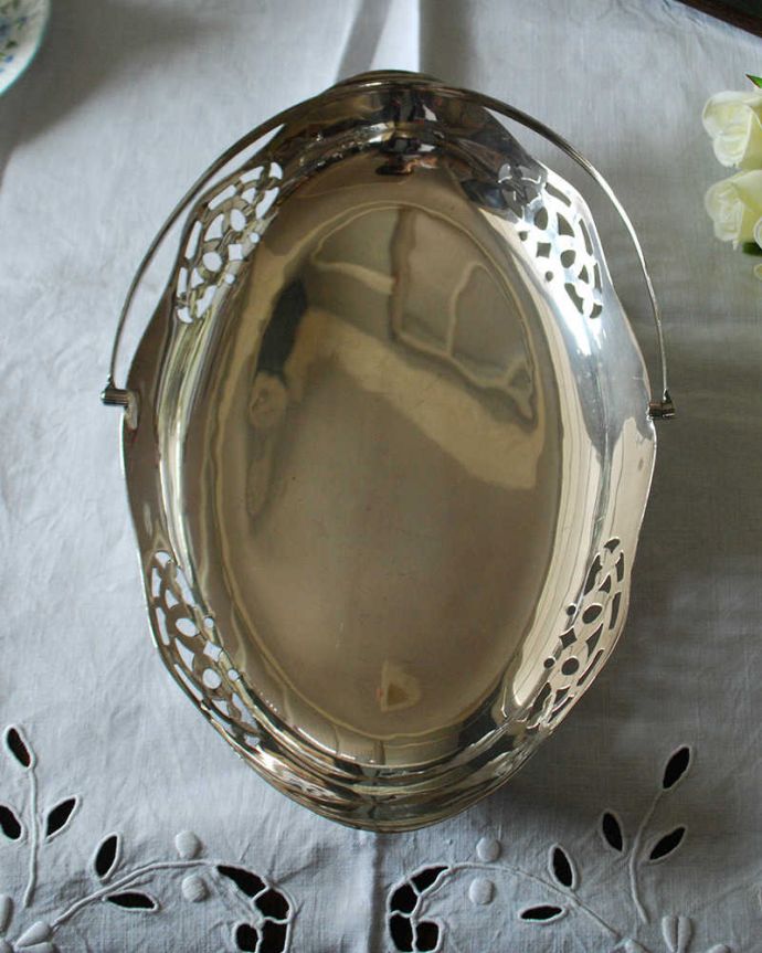 アンティーク 真鍮の雑貨　アンティーク雑貨　英国輸入の銀食器、アンティークシルバーの持ち手付きプレート。アンティークなので多少のキズ・汚れがある場合があります。(k-2136-z)