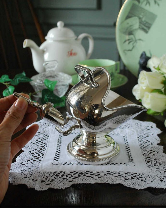 アンティーク 真鍮の雑貨 アンティーク雑貨 英国の銀食器、アンティークシルバーのシュガーポット&スプーン。お家で優雅なアフタヌーンティーを味わえるアイテムです。(k-2138-z)