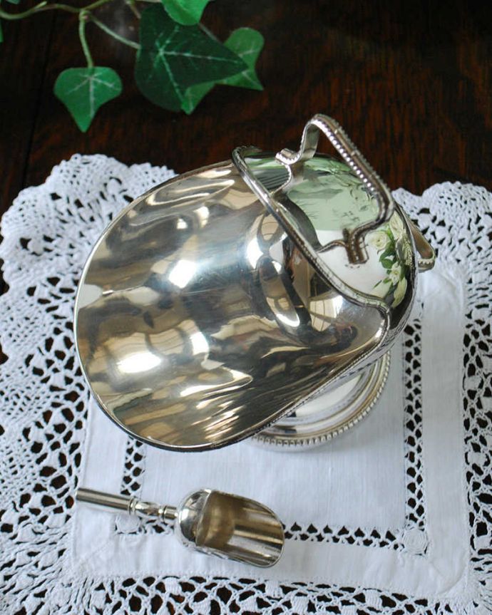 アンティーク 真鍮の雑貨 アンティーク雑貨 英国の銀食器、アンティークシルバーのシュガーポット&スプーン。アンティークなので多少のキズ・汚れがある場合があります。(k-2138-z)