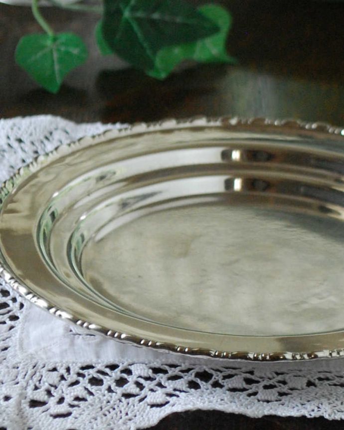 アンティーク シルバー製 アンティーク雑貨 英国輸入の銀食器、アンティークシルバーのプレート(トレイ) 。高級感もあって上品なアンティークの装飾。(k-2142-z)
