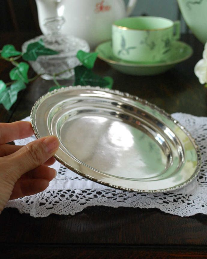 アンティーク シルバー製 アンティーク雑貨 英国輸入の銀食器、アンティークシルバーのプレート(トレイ) 。置くだけで優雅で特別なテーブルコーディネートが完成です!。(k-2142-z)