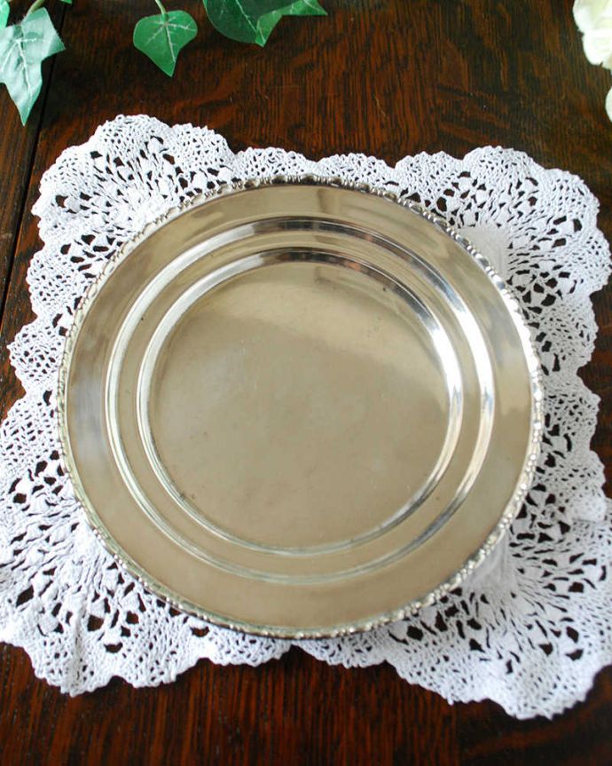 アンティーク シルバー製 アンティーク雑貨 英国輸入の銀食器、アンティークシルバーのプレート(トレイ) 。アンティークなので多少のキズ・汚れがある場合があります。(k-2142-z)