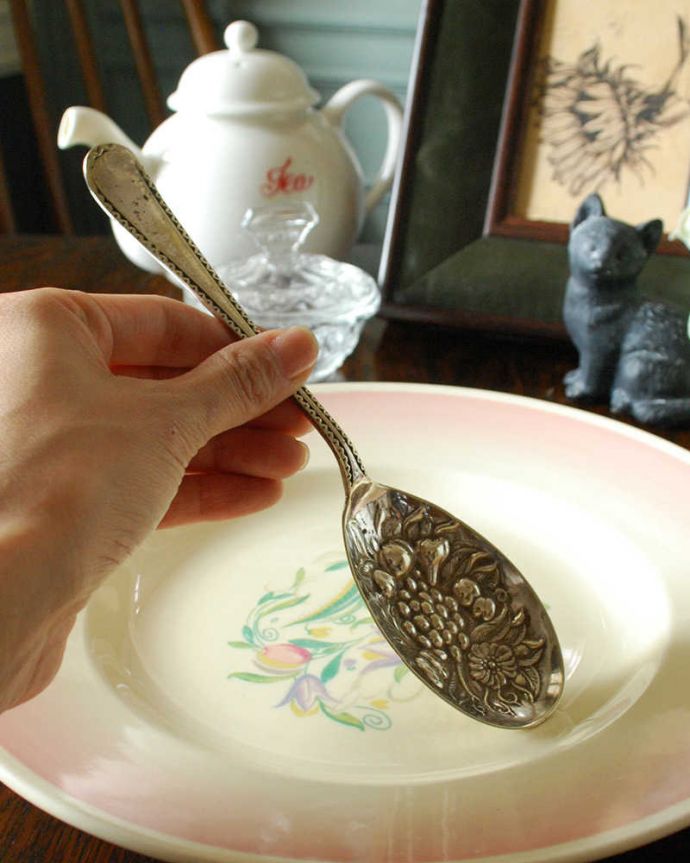 アンティーク 真鍮の雑貨 アンティーク雑貨 英国輸入の銀カトラリー、アンティークシルバーのベリースプーン。ティータイムや、お家パーティーで活躍してくれます。(k-2146-z)