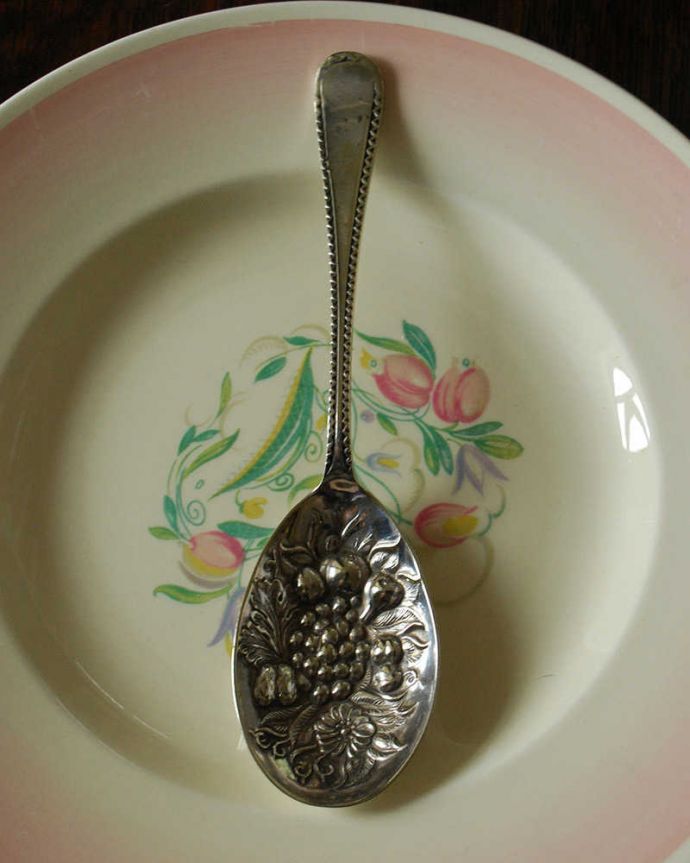 アンティーク 真鍮の雑貨 アンティーク雑貨 英国輸入の銀カトラリー、アンティークシルバーのベリースプーン。アンティークなので多少のキズ・汚れがある場合があります。(k-2146-z)