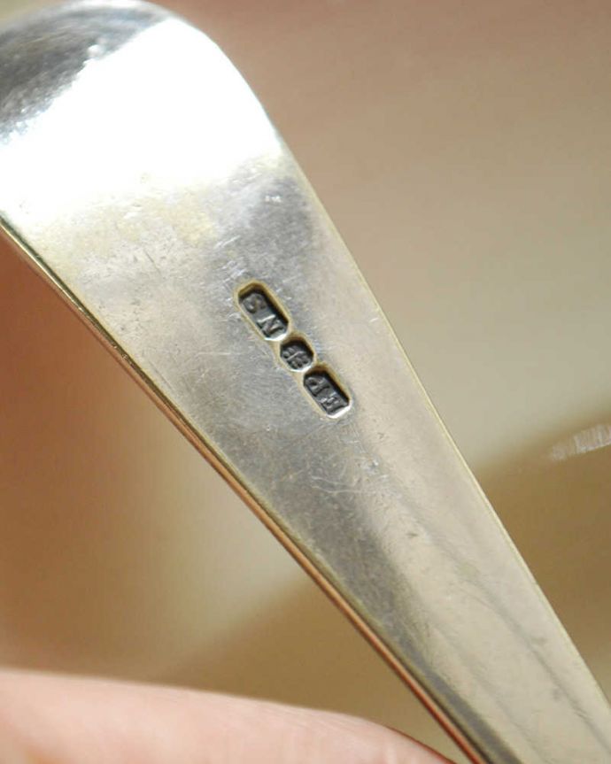 アンティーク 真鍮の雑貨 アンティーク雑貨 英国輸入の銀カトラリー、アンティークシルバーのベリースプーン。調印が残っていました。(k-2146-z)