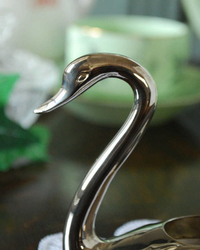 アンティーク 真鍮の雑貨　アンティーク雑貨　英国輸入の銀雑貨、アンティークシルバーのキャンドルスタンド（スワン）。アンティークのため、多少の欠け・傷がある場合がありますが、使用上問題はありませんので、ご了承下さい。(k-2147-z)