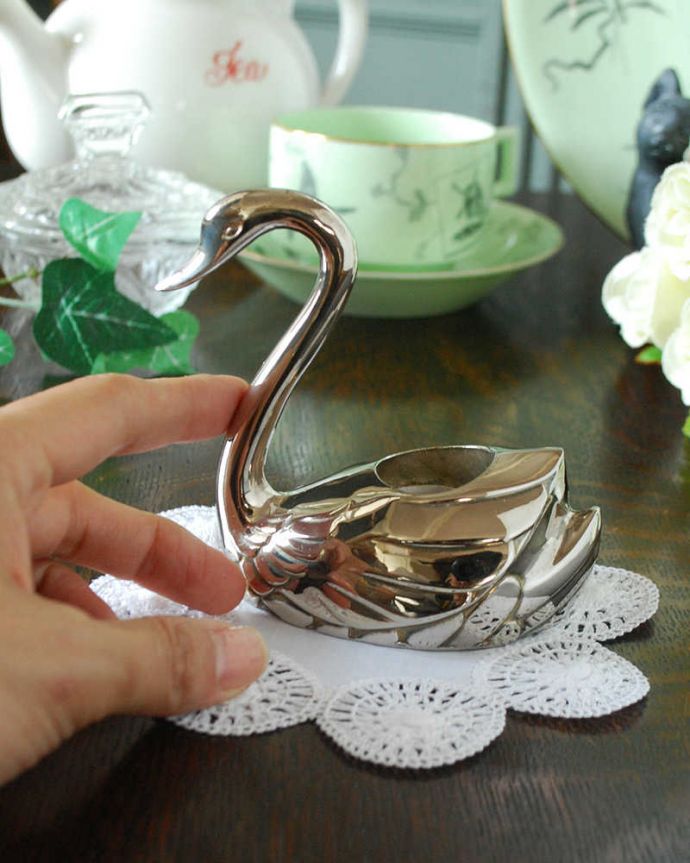 アンティーク 真鍮の雑貨　アンティーク雑貨　英国輸入の銀雑貨、アンティークシルバーのキャンドルスタンド（スワン）。シルバーの落ち着いた輝きが、インテリアのアクセントになってくれます。(k-2147-z)