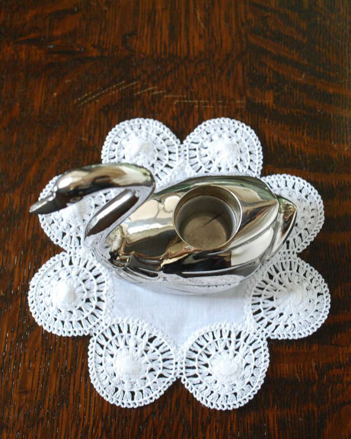 アンティーク 真鍮の雑貨　アンティーク雑貨　英国輸入の銀雑貨、アンティークシルバーのキャンドルスタンド（スワン）。置いてあるだけで素敵なオブジェとなります。(k-2147-z)