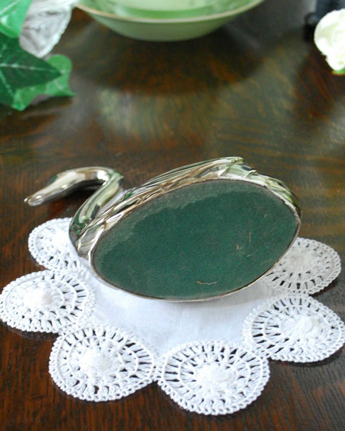 アンティーク 真鍮の雑貨　アンティーク雑貨　英国輸入の銀雑貨、アンティークシルバーのキャンドルスタンド（スワン）。裏はこんな感じです。(k-2147-z)