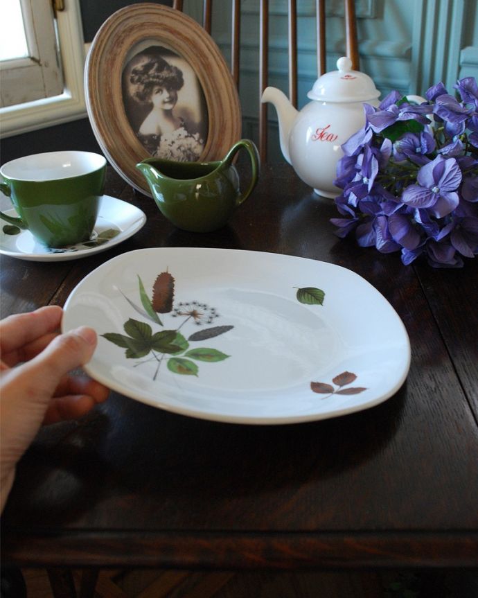 アンティーク 陶磁器の雑貨　アンティーク雑貨　シックな英国輸入のアンティークプレート（大）ミッドウィンター社のRIVERSIDE。普段使いにもピッタリ！。(k-2153-z)