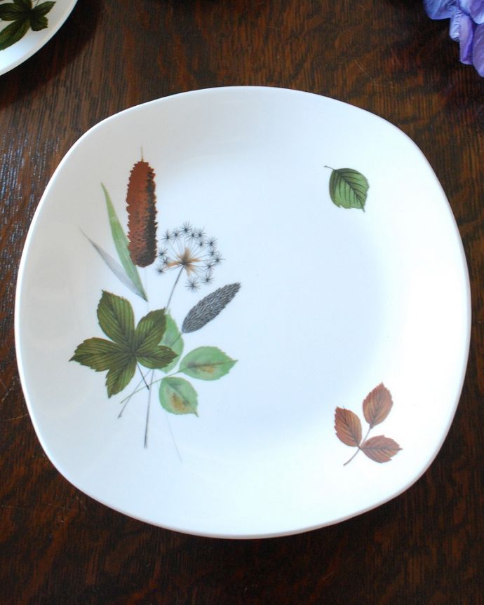 アンティーク 陶磁器の雑貨　アンティーク雑貨　シックな英国輸入のアンティークプレート（大）ミッドウィンター社のRIVERSIDE。アンティークなので多少のキズ・汚れがある場合があります。(k-2153-z)