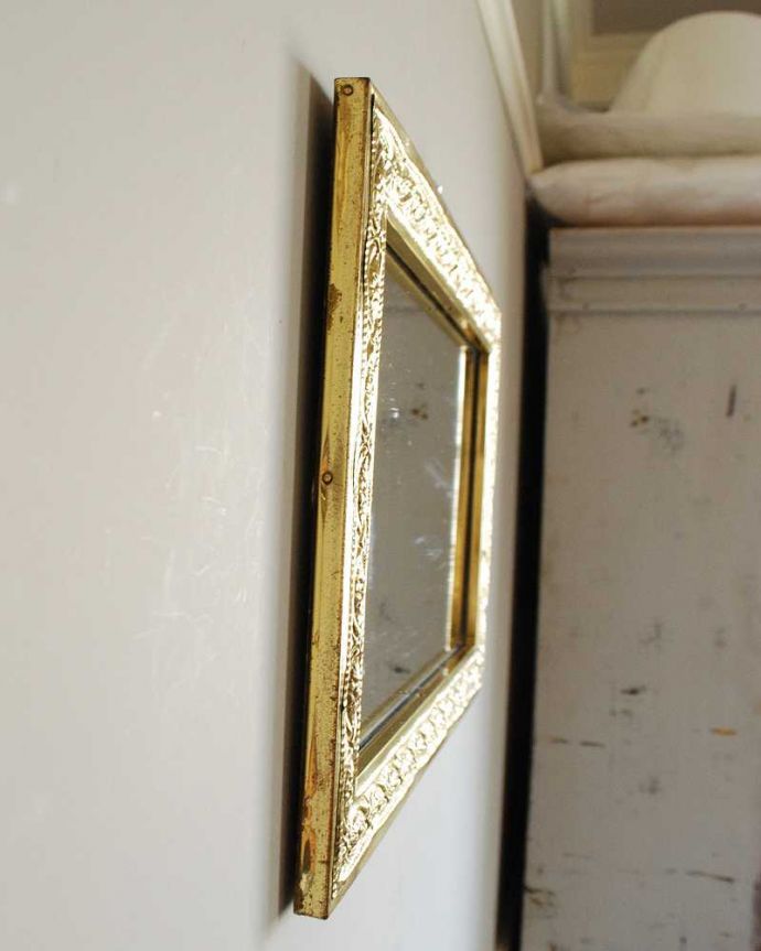 アンティーク ミラー（鏡）　アンティーク雑貨　横長がおしゃれ、ゴールドのフレームが素敵なイギリス輸入のアンティークミラー。アンティークのミラーは重みがあります。(k-2168-z)