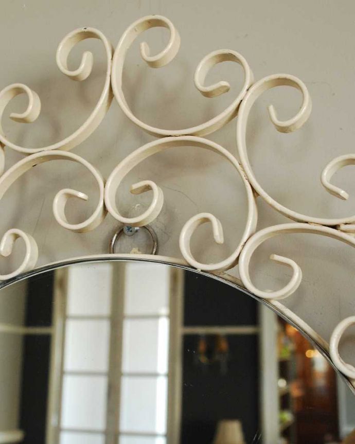 アンティーク ミラー（鏡）　アンティーク雑貨　ホワイトのくるくる装飾が美しい、イギリスのアンティークミラー。現代のミラーの倍くらいの厚みがあるんです。(k-2170-z)