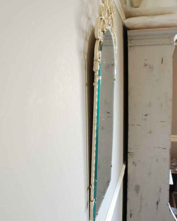 アンティーク ミラー（鏡）　アンティーク雑貨　ホワイトのくるくる装飾が美しい、イギリスのアンティークミラー。アンティークのミラーは重みがあります。(k-2170-z)