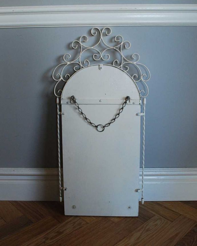 アンティーク ミラー（鏡）　アンティーク雑貨　ホワイトのくるくる装飾が美しい、イギリスのアンティークミラー。壁に取り付けられるように金具が付いています。(k-2170-z)