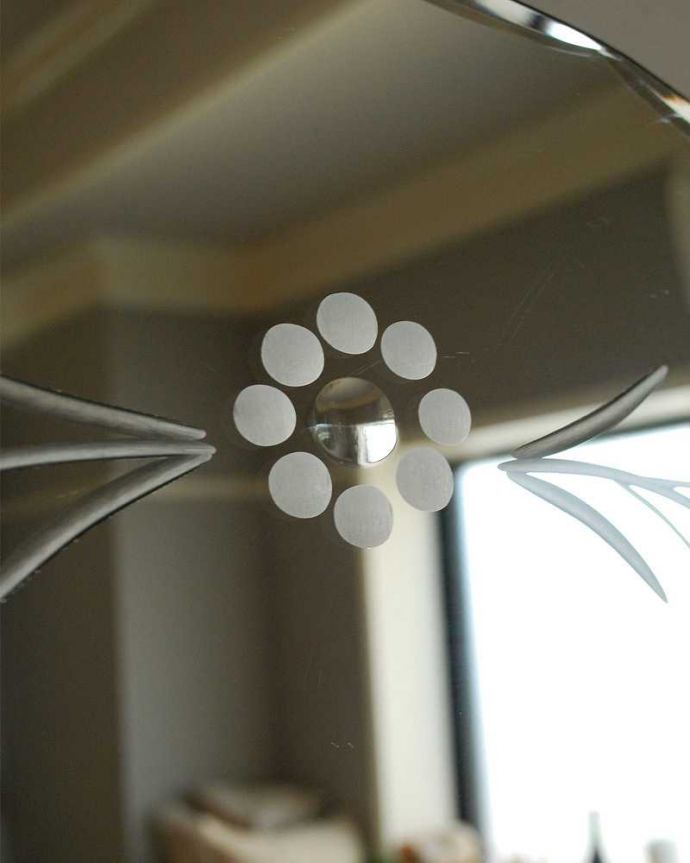 アンティーク ミラー（鏡）　アンティーク雑貨　お花とリーフ模様がポイント、英国からのアンティークカッティングミラー。現代のミラーの倍くらいの厚みがあるんです。(k-2186-z)