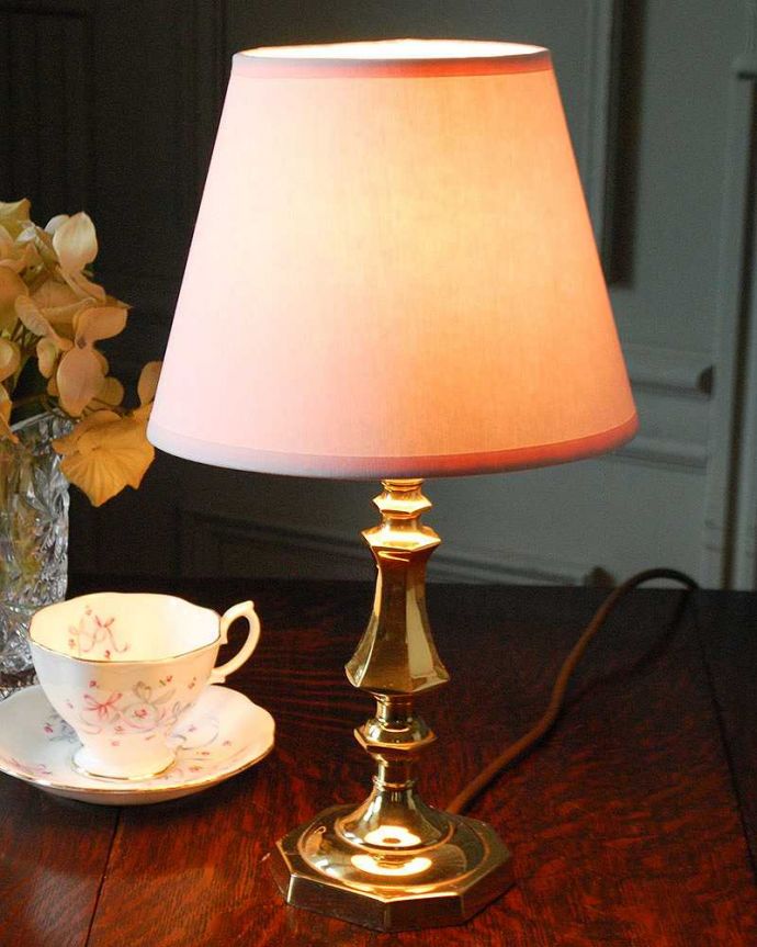 スタンドライト　照明・ライティング　イギリスから届いたゴールドのアンティークテーブルランプ(１灯)（B22シャンデリア球付）。ベッドサイドやチェストの上に置いてみてください。(k-2198-z)