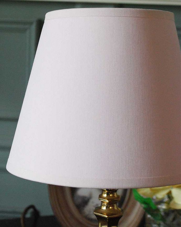 スタンドライト　照明・ライティング　イギリスから届いたゴールドのアンティークテーブルランプ(１灯)（B22シャンデリア球付）。シェードは当時のままのもの。(k-2198-z)