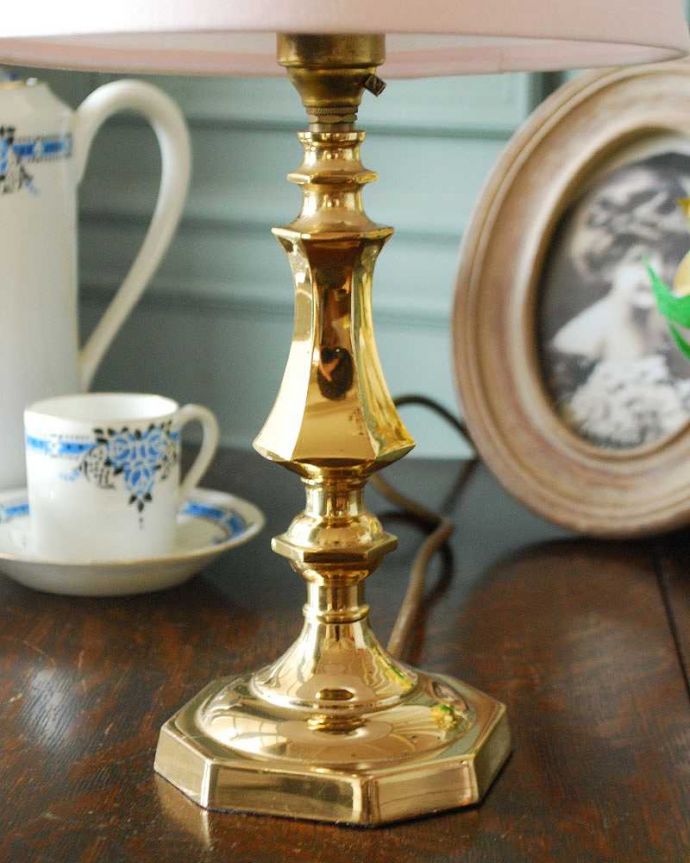 スタンドライト　照明・ライティング　イギリスから届いたゴールドのアンティークテーブルランプ(１灯)（B22シャンデリア球付）。真鍮製の美しいスタンドです。(k-2198-z)