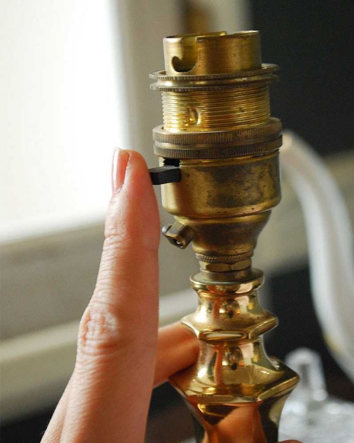 スタンドライト　照明・ライティング　イギリスから届いたゴールドのアンティークテーブルランプ(１灯)（B22シャンデリア球付）。スイッチON！ソケットの下にあるスイッチ。(k-2198-z)