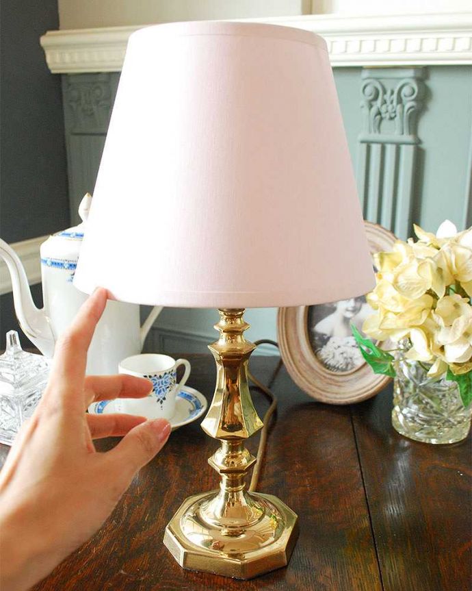 スタンドライト　照明・ライティング　イギリスから届いたゴールドのアンティークテーブルランプ(１灯)（B22シャンデリア球付）。。(k-2198-z)