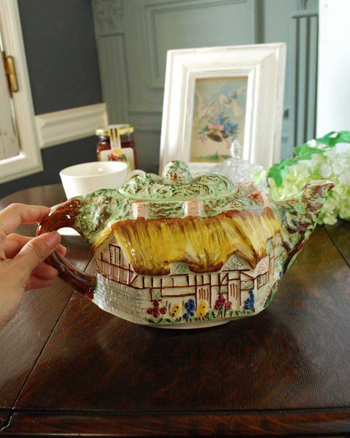 アンティーク 陶磁器の雑貨　アンティーク雑貨　イギリスで見つけたお家のかたちのアンティークティーポット。フタを外してフラワーベースにもピッタリです。(k-2231-z)