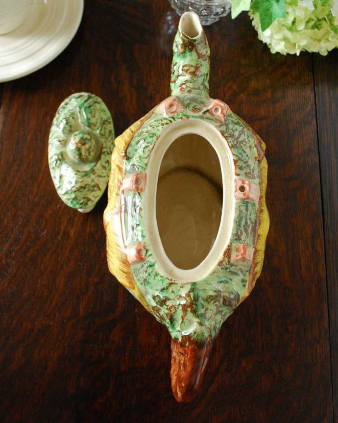 アンティーク 陶磁器の雑貨　アンティーク雑貨　イギリスで見つけたお家のかたちのアンティークティーポット。アンティークなので多少のキズ・汚れがある場合があります。(k-2231-z)