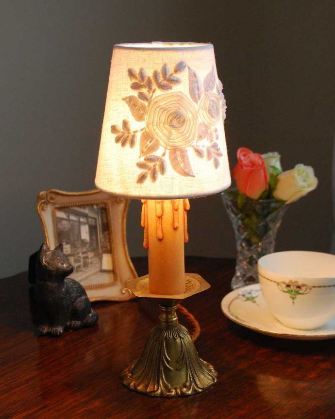 スタンドライト　照明・ライティング　イギリスから到着したアンティークのテーブルランプ、真鍮製スタンドライト(E17シャンデリア球付き)。ベッドサイドやチェストの上に置いてみてください。(k-2246-z)