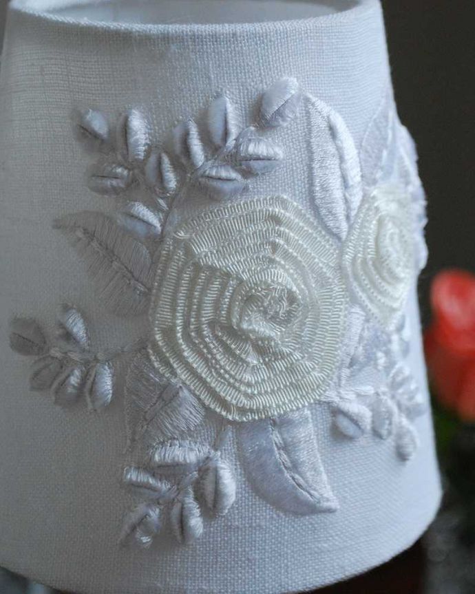 スタンドライト　照明・ライティング　イギリスから到着したアンティークのテーブルランプ、真鍮製スタンドライト(E17シャンデリア球付き)。シェードはフランスから輸入したシェードを合わせました。(k-2246-z)