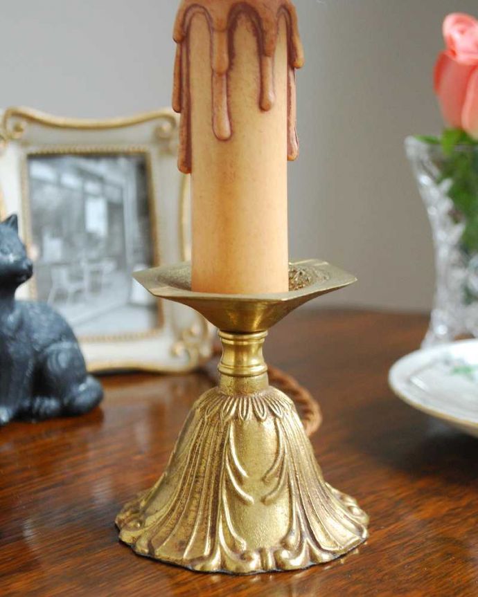 スタンドライト　照明・ライティング　イギリスから到着したアンティークのテーブルランプ、真鍮製スタンドライト(E17シャンデリア球付き)。真鍮製の美しいスタンドです。(k-2246-z)