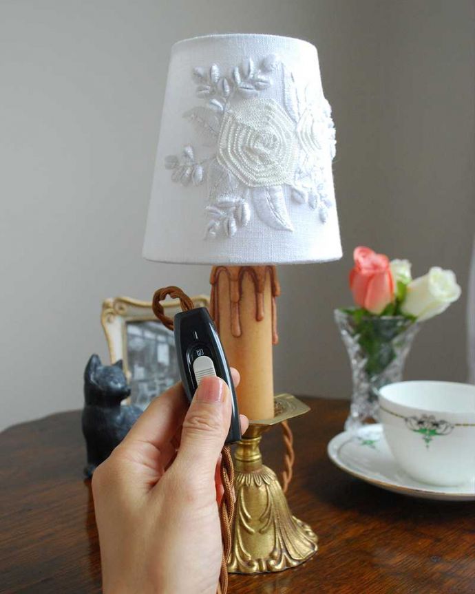 スタンドライト　照明・ライティング　イギリスから到着したアンティークのテーブルランプ、真鍮製スタンドライト(E17シャンデリア球付き)。スイッチです。(k-2246-z)