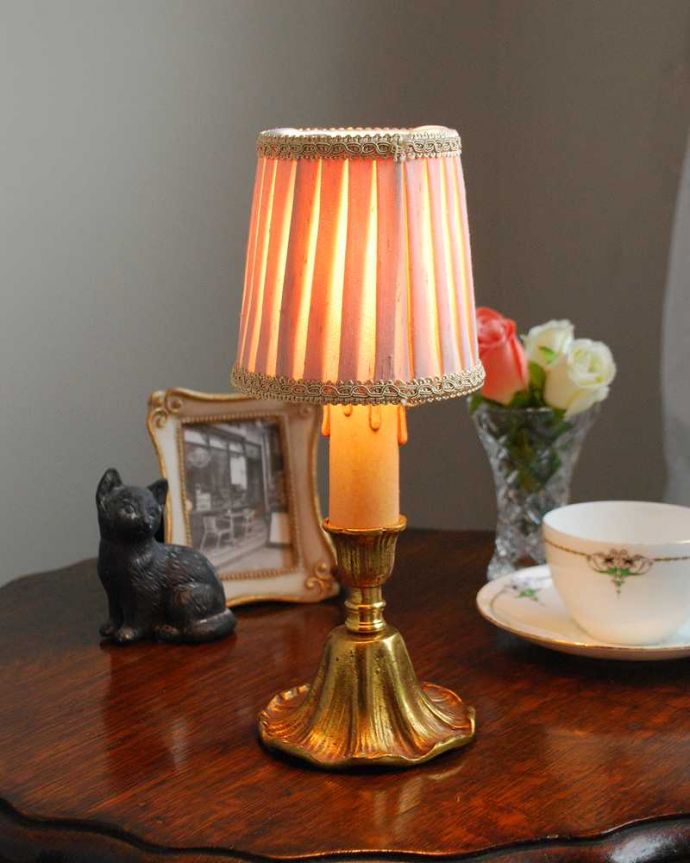 スタンドライト　照明・ライティング　イギリスから到着したアンティークのテーブルランプ、真鍮製スタンドライト(E17シャンデリア球付き)。ベッドサイドやチェストの上に置いてみてください。(k-2247-z)
