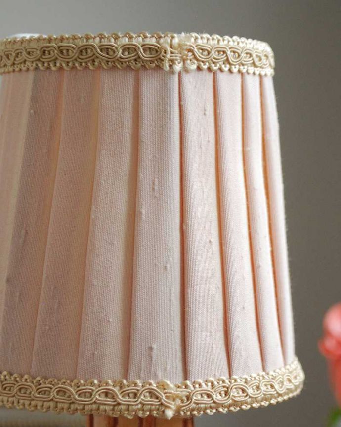 スタンドライト　照明・ライティング　イギリスから到着したアンティークのテーブルランプ、真鍮製スタンドライト(E17シャンデリア球付き)。シェードもセットでお届けいたします。(k-2247-z)