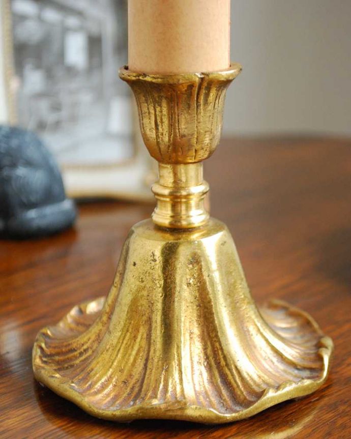 スタンドライト　照明・ライティング　イギリスから到着したアンティークのテーブルランプ、真鍮製スタンドライト(E17シャンデリア球付き)。真鍮製の美しいスタンドです。(k-2247-z)