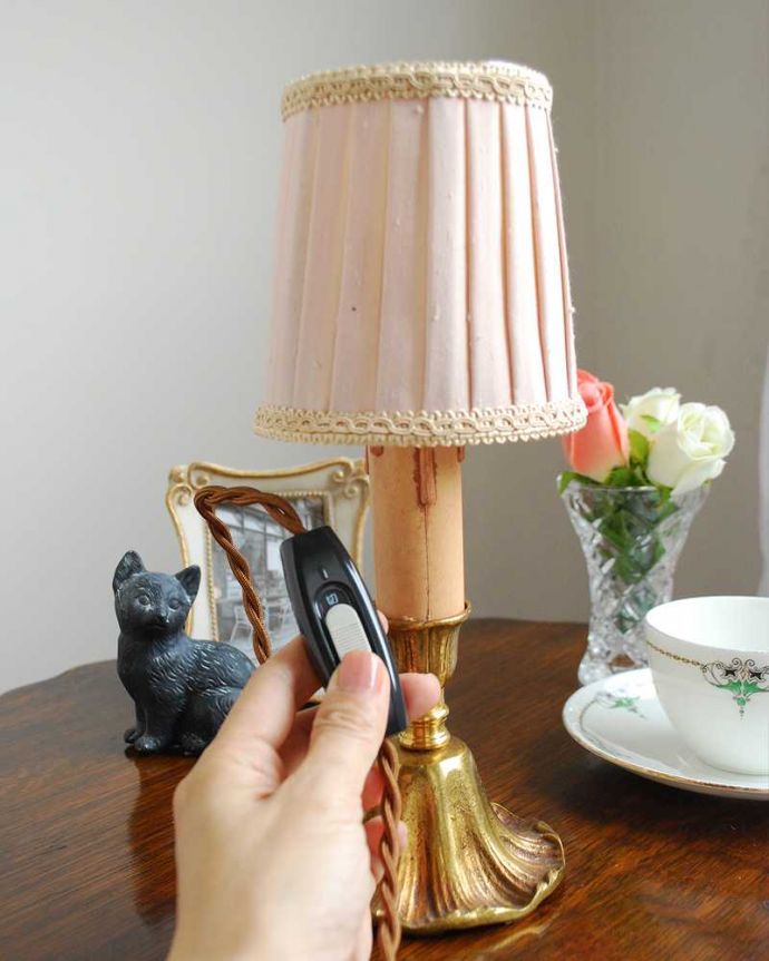 スタンドライト　照明・ライティング　イギリスから到着したアンティークのテーブルランプ、真鍮製スタンドライト(E17シャンデリア球付き)。スイッチです。(k-2247-z)