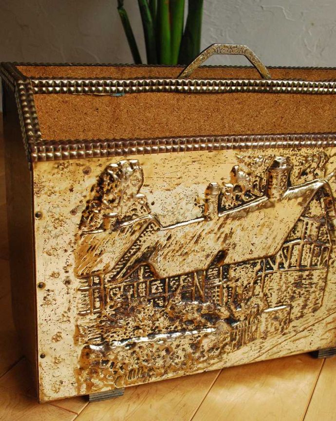 アンティーク 真鍮の雑貨　アンティーク雑貨　真鍮の大人っぽいマガジンラック　アンティーク家具。木製と違った真鍮ならではのデザインが、インテリアのワンポイントになりそうです。(k-2251-z)