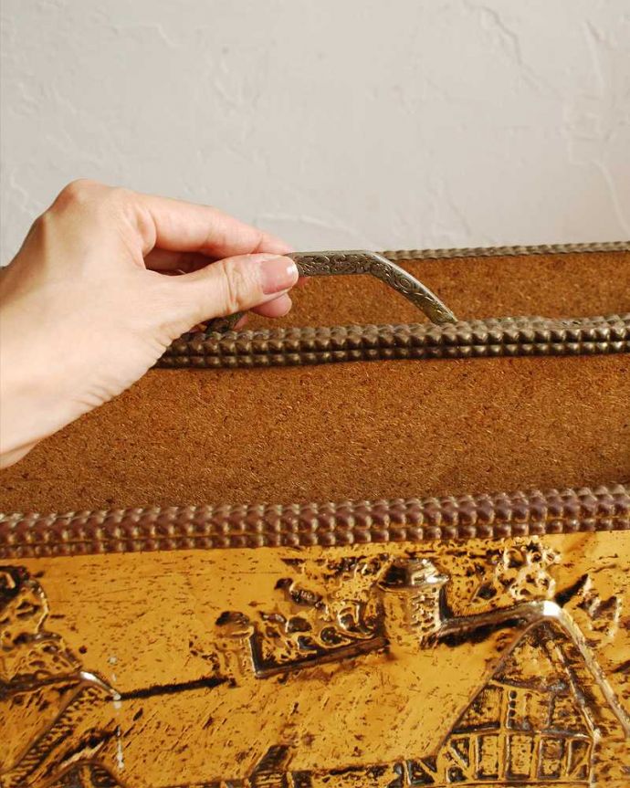 アンティーク 真鍮の雑貨　アンティーク雑貨　真鍮の大人っぽいマガジンラック　アンティーク家具。仕切りにもなる持ち手付きです。(k-2251-z)