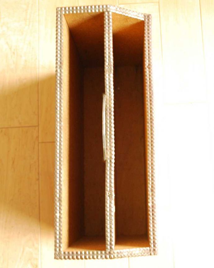 アンティーク 真鍮の雑貨　アンティーク雑貨　真鍮の大人っぽいマガジンラック　アンティーク家具。雑誌を入れる部分もキレイに修復しましたアンティークは新品ではないので経年変化によるキズはありますが、専門の職人がキレイにお直ししました。(k-2251-z)