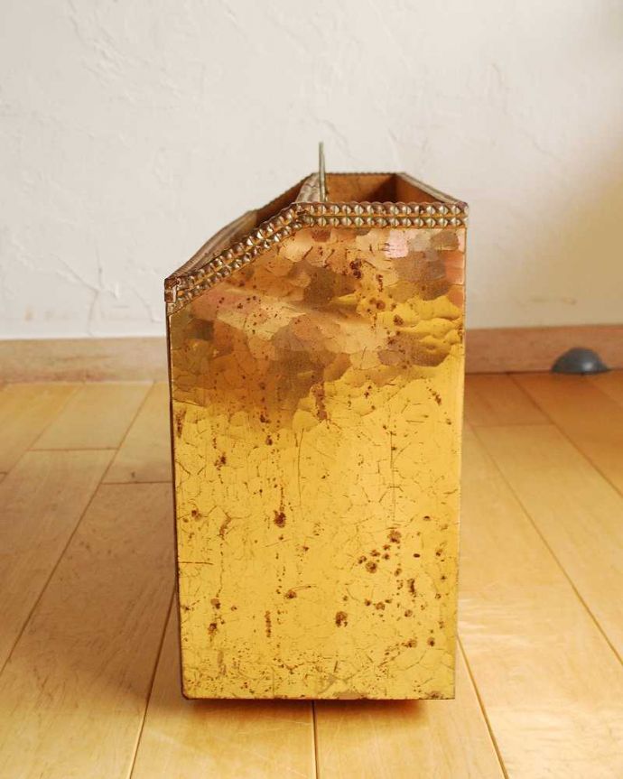 アンティーク 真鍮の雑貨　アンティーク雑貨　真鍮の大人っぽいマガジンラック　アンティーク家具。奥行きも浅いので置く場所も選びません。(k-2251-z)