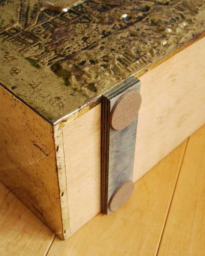 アンティーク 真鍮の雑貨　アンティーク雑貨　真鍮の大人っぽいマガジンラック　アンティーク家具。持ち上げなくても移動ラクラクHandleのアンティーク家具の足の裏にはフェルトキーパーをお付けしています。(k-2251-z)