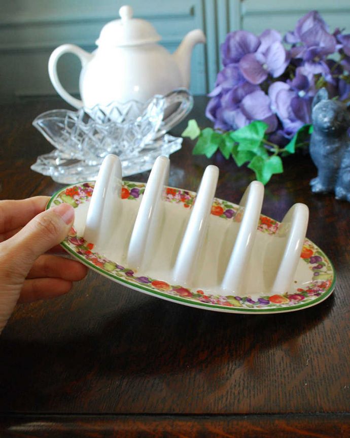 アンティーク 陶磁器の雑貨　アンティーク雑貨　英国から到着したアンティーク雑貨、陶器のトーストスタンド。サイズ感も手ごろでリビングに置いて、郵便物置き場などにいかがですか？。(k-2259-z)