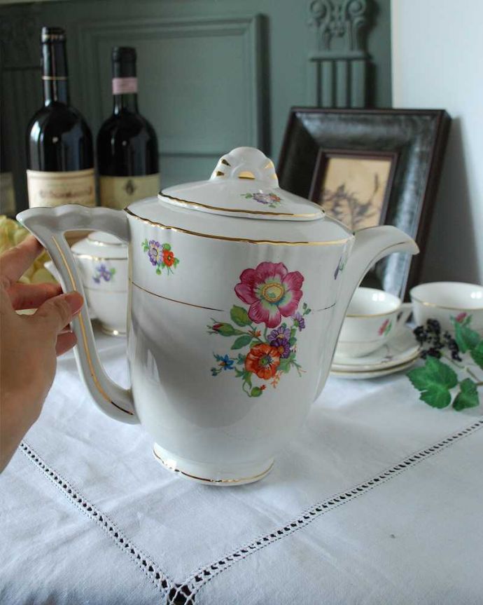 アンティーク 陶磁器の雑貨 アンティーク雑貨 イギリスの上品なお花柄のアンティークティーポット。普段使いにもピッタリ!。(k-2268-z)