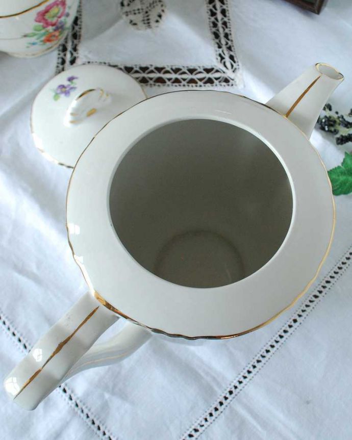 アンティーク 陶磁器の雑貨 アンティーク雑貨 イギリスの上品なお花柄のアンティークティーポット。アンティークなので多少のキズ・汚れがある場合があります。(k-2268-z)